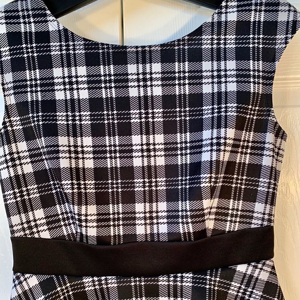 BLACK & WHITE SLEEVELESS DRESS w PEPLUM SIZE 8 - Picture 3 of 5